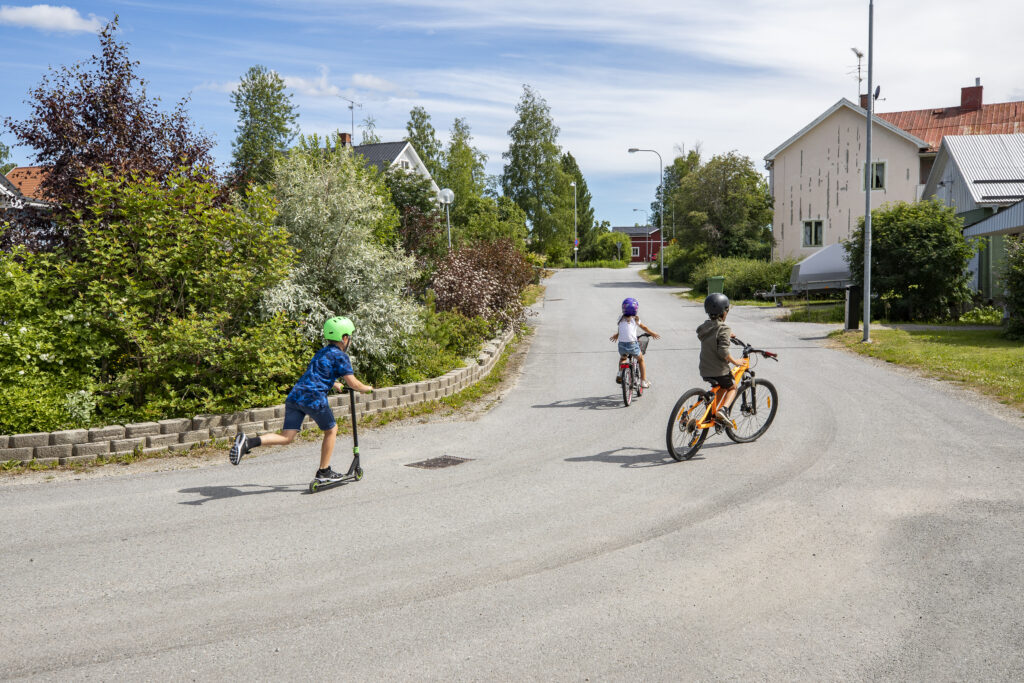 Barn som leker på gata